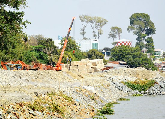 Tens of thousands of cubic meters of soil and stones have been dumped into Dong Nai River to make room for an urban area project as of March 23 (Photo: SGGP) Tens of thousands of cubic meters of soil and stones have been dumped into Dong Nai River to make room for an urban area project as of March 23 (Photo: SGGP)